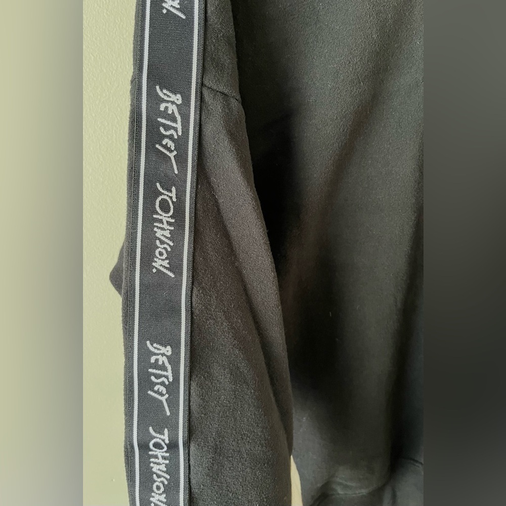 Betsey Johnson Black Crew Neck Sweater Size Medium Spell Out Label -streetwear - Picture 8 of 8